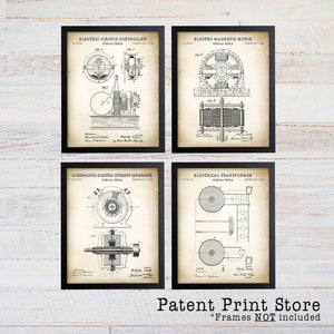 Pu&ograve; includere: Set di quattro stampe di brevetti vintage con illustrazioni in bianco e nero di invenzioni elettriche di Nikola Tesla. Le stampe sono incorniciate con cornici nere e hanno uno sfondo bianco.