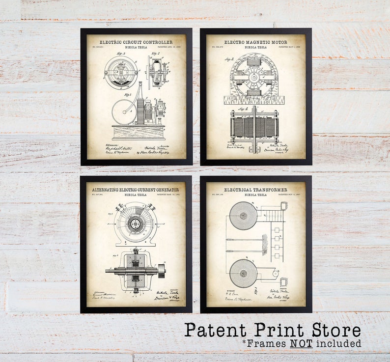 Pu&ograve; includere: Set di quattro stampe di brevetti vintage con illustrazioni in bianco e nero di invenzioni elettriche di Nikola Tesla. Le stampe sono incorniciate con cornici nere e hanno uno sfondo bianco.