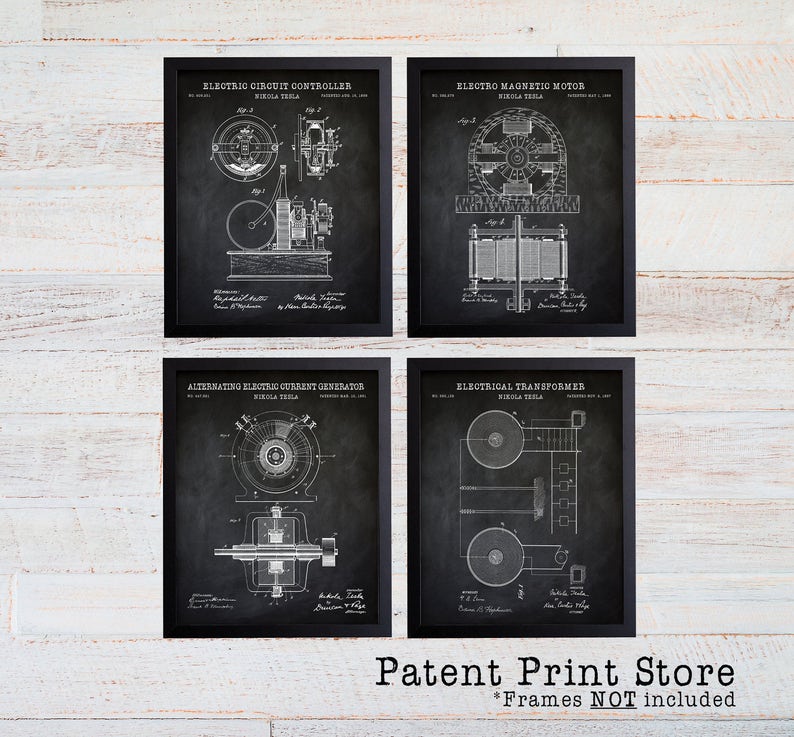 Pu&ograve; includere: Un set di quattro stampe di brevetti in bianco e nero con illustrazioni di invenzioni elettriche di Nikola Tesla. Le stampe sono incorniciate in cornici nere e hanno un'estetica vintage.