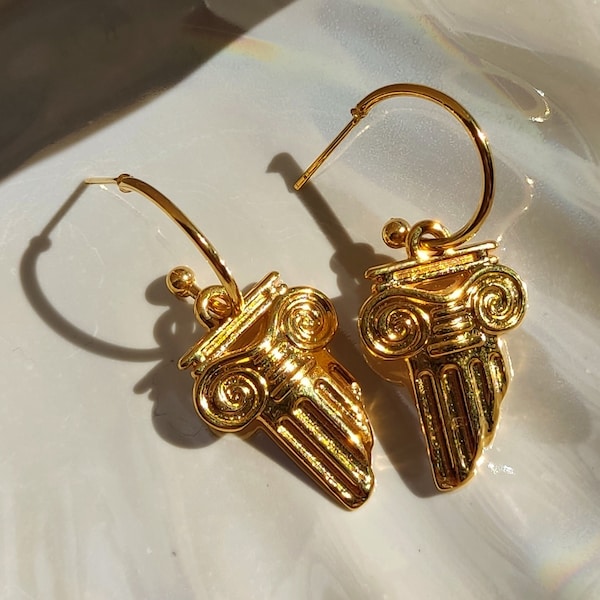 Boucles d’oreilles mythologie grecque, boucles d’oreilles colonne ionique en or, demi-cerceaux en or élégants, boucles d’oreilles pilier hellénique, cadeau souvenir esthétique grec