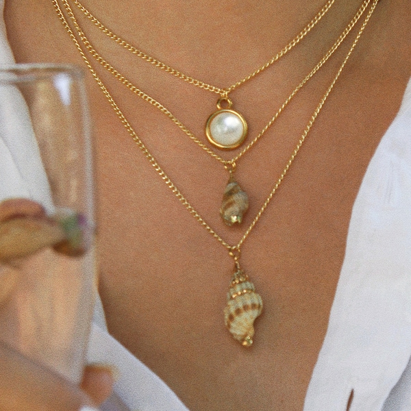 Natural ethnic shell jewelry set, Gold charm shell hoops, Aesthetic seashell jewelry, Festival gold shell necklace, Summer greek hoops