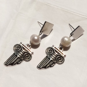 Greek mythology column earrings with pearl details