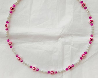 Magenta evil eye necklace, Full eye beaded necklace, White crystal beaded necklace with fuchsia details, Elegant beach beaded necklace