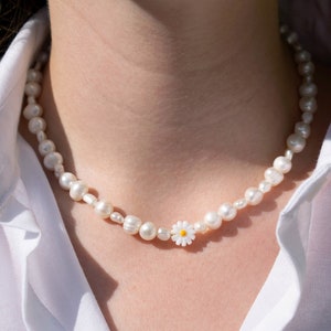 Asymmetric freshwater pearl necklace, White daisy flower necklace, Wedding pearl choker, Elegant bridal necklace, Natural shell daisy choker