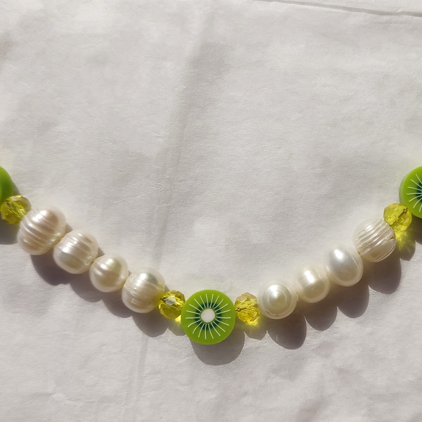 Collier de kiwis à la mode, collier en argile polymère esthétique des années 90, collier de perles vert funky, collier de perles d'eau douce blanc cassé