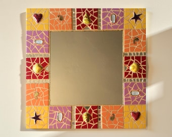 Specchio unico in mosaico di ceramica fatto a mano - giallo-rosa-arancio, decorazione da parete, 60 x 60 cm