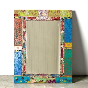 Peut inclure: Un miroir rectangulaire avec un cadre en mosaïque coloré. Le cadre présente divers motifs et couleurs, notamment du vert, du bleu, du rouge et de l'or. Une grande fleur est au centre supérieur. C'est un objet décoratif.
