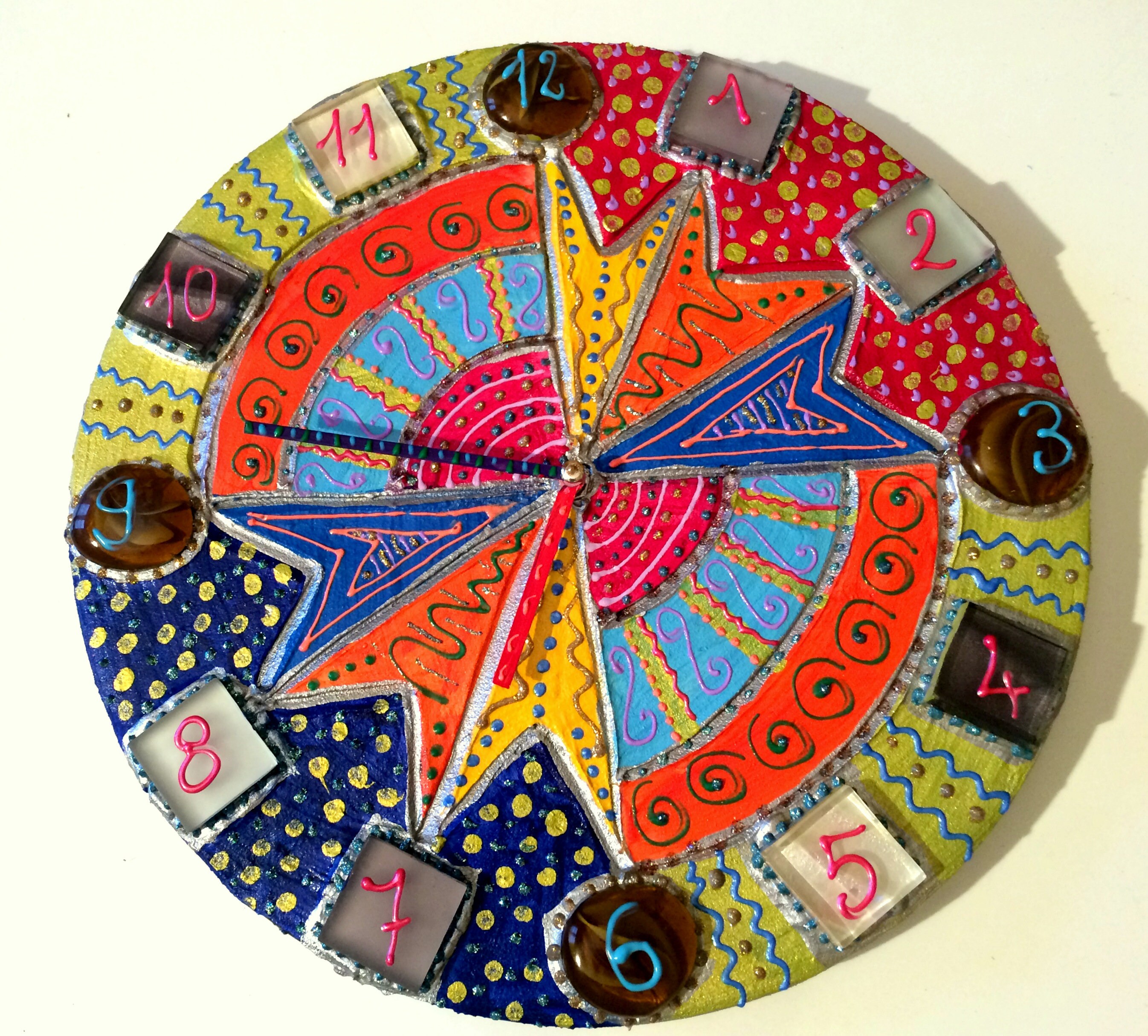 Horloge Murale Art Sonia Peinture et Mosaïque Joyeuse