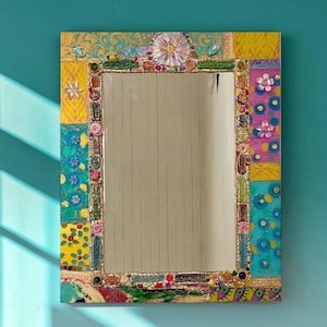 Espejo rectangular en mosaico de vidrio y cerámica: cocodrilo y flor, 50x60cm, pieza única, firmada - hecha a mano