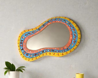 Mosaikspegel, färgglad, asymmetrisk med vågig form, vintagestil, signerad - unikt konstverk, handgjord i Frankrike i min verkstad. 64x41cm