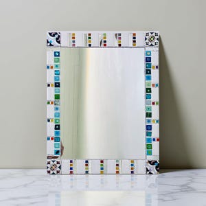 Espejo rectangular de mosaico blanco y azul, pequeños esmaltes de vidrio multicolor, pieza única hecha a mano, decoración de pared: "Groenlandia"