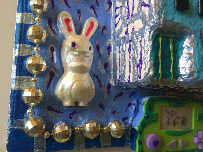 tableau en recyclage transformer et lapins crétins peinture et mosaïque en volume image 7