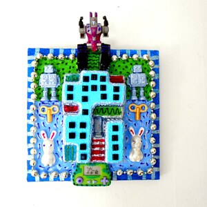 tableau en recyclage transformer et lapins crétins peinture et mosaïque en volume image 1