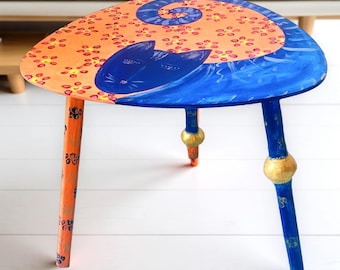 Couchtisch mit blauer Katze auf orangefarbenem Untergrund und drei konischen Beinen im Pop-Art-Stil – Einzigartige Kreation aus Frankreich, Höhe: 45 x 55 x 55 cm