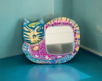 Spiegel met kattenmotief "Alice's Cats" – Uniek werk van kralen en verf, kleurrijke handgemaakte wanddecoratie (60 x 50 cm)