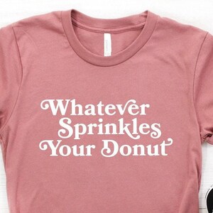 Maglietta Donut ∙ Donut Party ∙ Qualunque cosa metta sulla tua ciambella ∙ Amante delle ciambelle ∙ Preoccupazione per le ciambelle, sii felice ∙ Ciambelle cresciute ∙ Maglietta unisex Softstyle