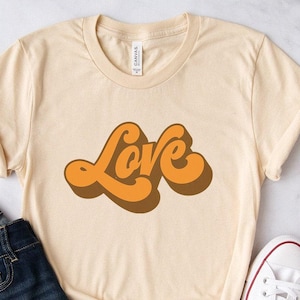 Shirt uit de jaren 70 ∙ Hippie-shirt ∙ Retro-shirt ∙ Love-shirt ∙ Kleding uit de jaren 70 ∙ Groovy shirt ∙ Retro T-shirt met print ∙ Good Vibes ∙ Softstyle-uniseks T-shirt