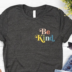 Vriendelijkheidsshirt ∙ Be Kind-T-shirt ∙ Be Kind-shirt ∙ Leraarshirt ∙ Vriendelijkheidscitaten ∙ Leraarshirt ∙ Vriendelijkheid-T-shirts ∙ Softstyle-uniseks T-shirt