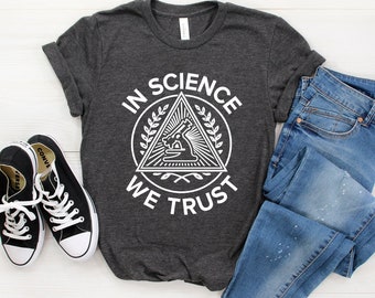 Wissenschaft Geschenk ∙ In der Wissenschaft vertrauen wir Shirt ∙ Liebe Wissenschaft ∙ Geschenk für Techniker ∙ Wissenschaftler Geschenk ∙ Techniker Shirt ∙ Softstyle Unisex Shirt