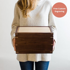 Große Erinnerungsbox aus Walnussholz - Personalisierte Erinnerungsbox mit Ahornakzenten für Hochzeit, Jubiläum oder Geschenk | 33cm x 21cm x 19cm
