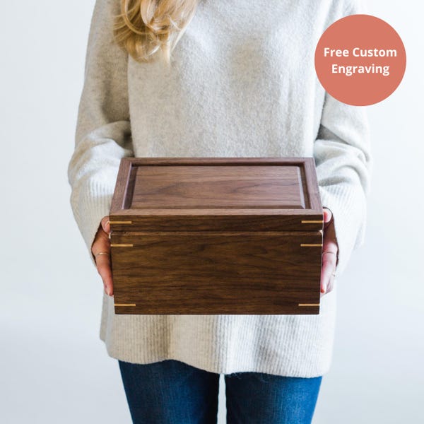 Caja de recuerdos mediana de nogal: caja de madera personalizada para recuerdos familiares, bodas, conmemoraciones para perros y 5.º aniversario (26,8 x 15,2 x 15,2 cm)