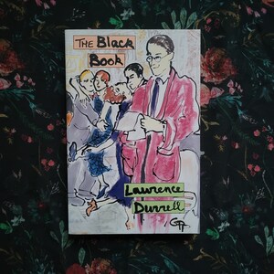 K&ouml;nnte beinhalten: Ein Taschenbuchcover mit einer Schwarzwei&szlig;illustration von tanzenden Menschen. Der Titel des Buches lautet "The Black Book" und der Autor ist "Lawrence Durrell".