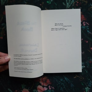 K&ouml;nnte beinhalten: Nahaufnahme der letzten Seite eines Buches mit Copyright-Informationen und einem Zitat in Englisch und Tibetisch. Das Zitat lautet: "Mos gus yod na Khyl so od tung" (Tibetisches Sprichwort) "Wo Verehrung ist, strahlt selbst ein Hundezahn Licht aus".