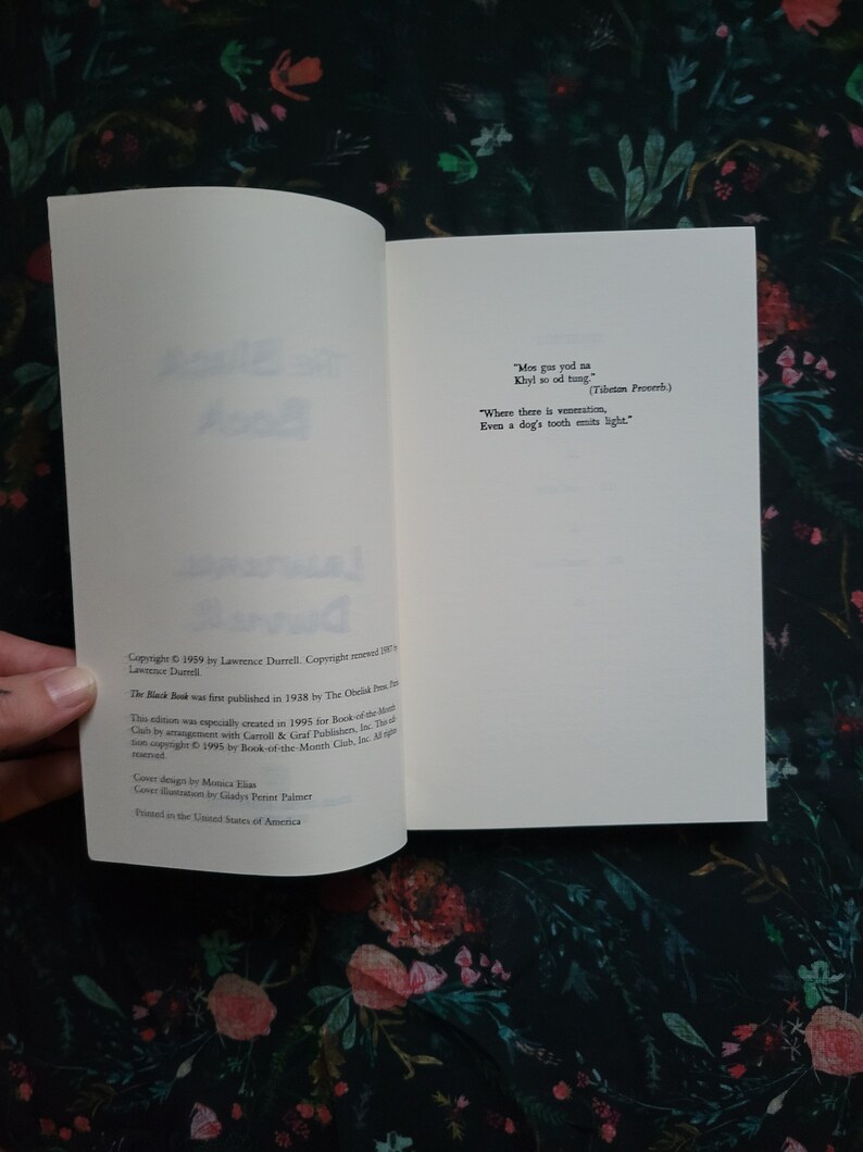 K&ouml;nnte beinhalten: Nahaufnahme der letzten Seite eines Buches mit Copyright-Informationen und einem Zitat in Englisch und Tibetisch. Das Zitat lautet: "Mos gus yod na Khyl so od tung" (Tibetisches Sprichwort) "Wo Verehrung ist, strahlt selbst ein Hundezahn Licht aus".