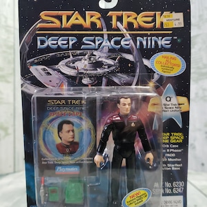 Star Trek Deep Space Nine – Q – In Star Trek: Deep Space Nine Starfleet Uniform - 1995 Playmates and Paramount Pictures