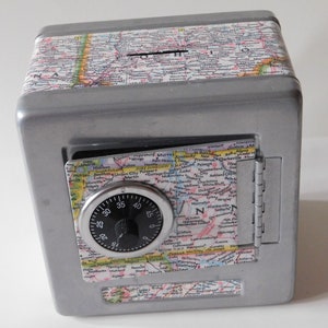 Toy Metal Money Safe Bank présentant des cartes vintage découpées de l’Atlas National Geographic du monde de 1975