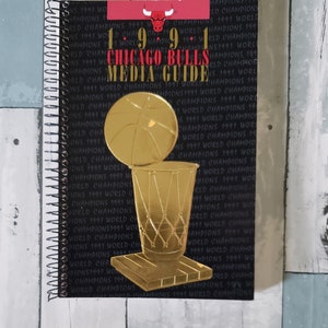 Chicago Bulls 1992-1993 Media Guide Featuring Michael Jordan 