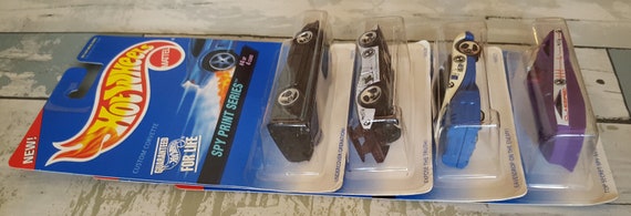 Hot Wheels – Spy Print Series – 4 Cars - Stealth #553, Alien #554