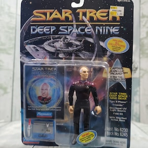 Star Trek Deep Space Nine – Captain Jean-Luc Picard – In Star Trek: Deep Space Nine Starfleet Uniform - 1995 Playmates Paramount Pictures