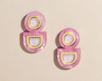 Roze statement oorbellen, geometrische acryl zelfgemaakte sieraden, eigenzinnige indie zomermode studs, modern eigentijds cadeau voor haar