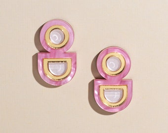 Roze statement oorbellen, geometrische acryl zelfgemaakte sieraden, eigenzinnige indie zomermode studs, modern eigentijds cadeau voor haar