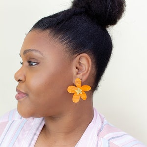 Boucles d'oreilles marguerite orange, bijoux faits maison en acrylique, boucles d'oreilles fleur cottage Large - 2 inches