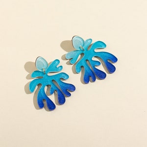 A pair of ombre blue Matisse statement dangle earrings.