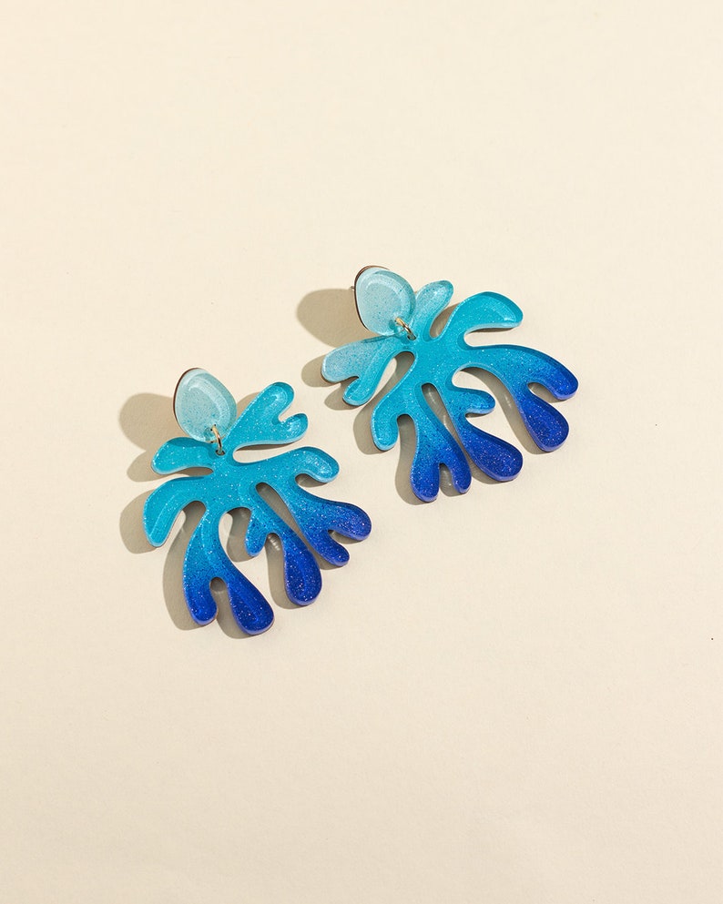 A pair of ombre blue Matisse statement dangle earrings.