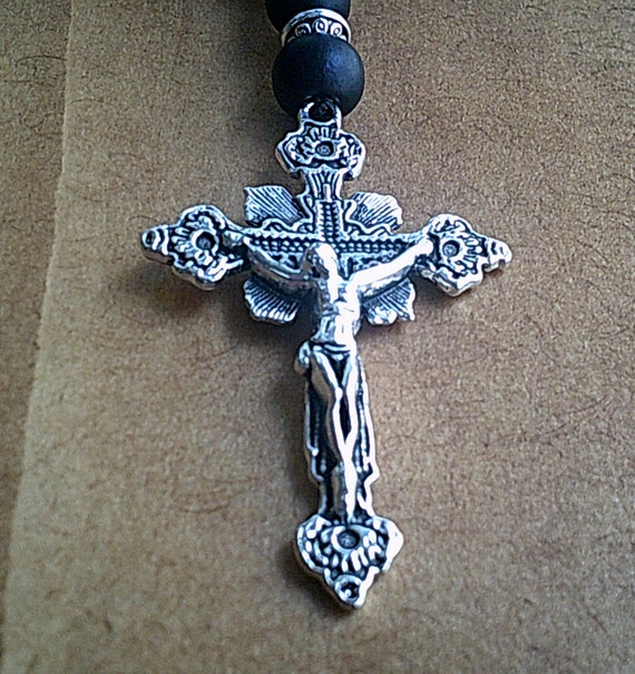 黒の木製ビーズロザリオ：銀の十字架、カトリックジュエリー