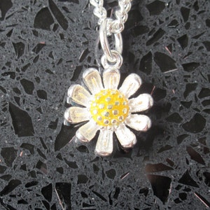 Collar de girasol en plata de ley: colgante de flor esmaltada, joyería natural