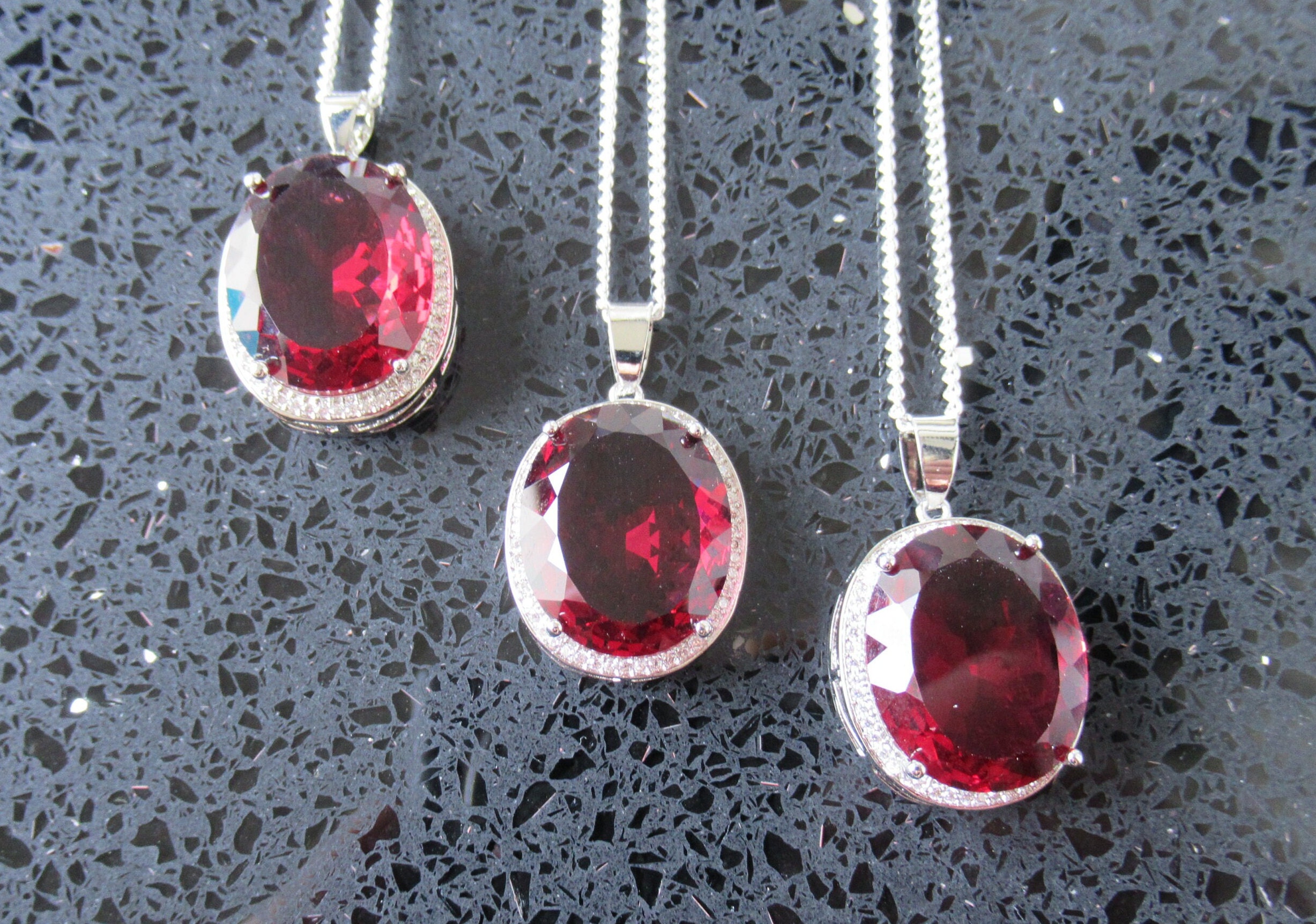 Simple red shop stone necklace