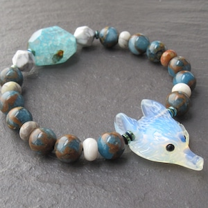 Hand-Carved Agate Wolf Bracelet: Boho Gemstone Jewelry