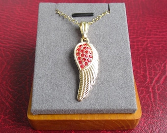 Collar de alas de ángel doradas: colgante de circonita cúbica y cadena de acero inoxidable.