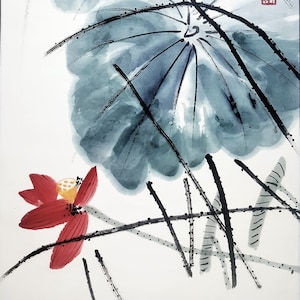Dipinto a rotolo appeso con pennello a inchiostro raffigurante fiori di loto e baccelli nello stile dell'artista cinese contemporaneo Maestro Qi Baishi, alto 43 pollici