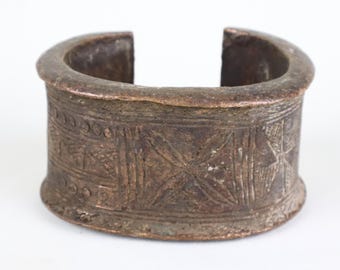 Brazalete antiguo de bronce nigeriano de prestigio – Joyería de estatus de África Occidental fundida a finales del siglo XIX, 10 cm (4 pulgadas)