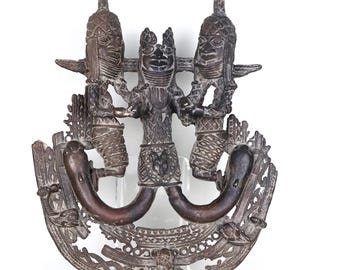 Placa de bronce antigua de Benín, Oba y sus asistentes, arte nigeriano de finales del siglo XIX, 36,5 cm de alto.