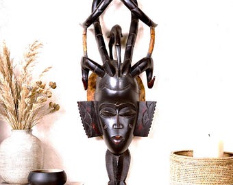 Máscara de madera africana Guro Zamble con motivos animales compuestos, Costa de Marfil, mediados del siglo XX, 71 cm (28 pulgadas)