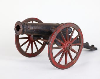 Cañón de campaña antiguo de hierro fundido estilo Guerra Civil con ruedas giratorias y cañón ajustable de 10,5 pulgadas.