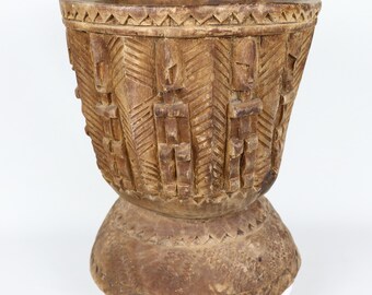 Mortero antiguo de madera tallada con figuras, arte tribal Dogon de Mali, finales del siglo XIX, 30 cm de alto, 3,6 kg.