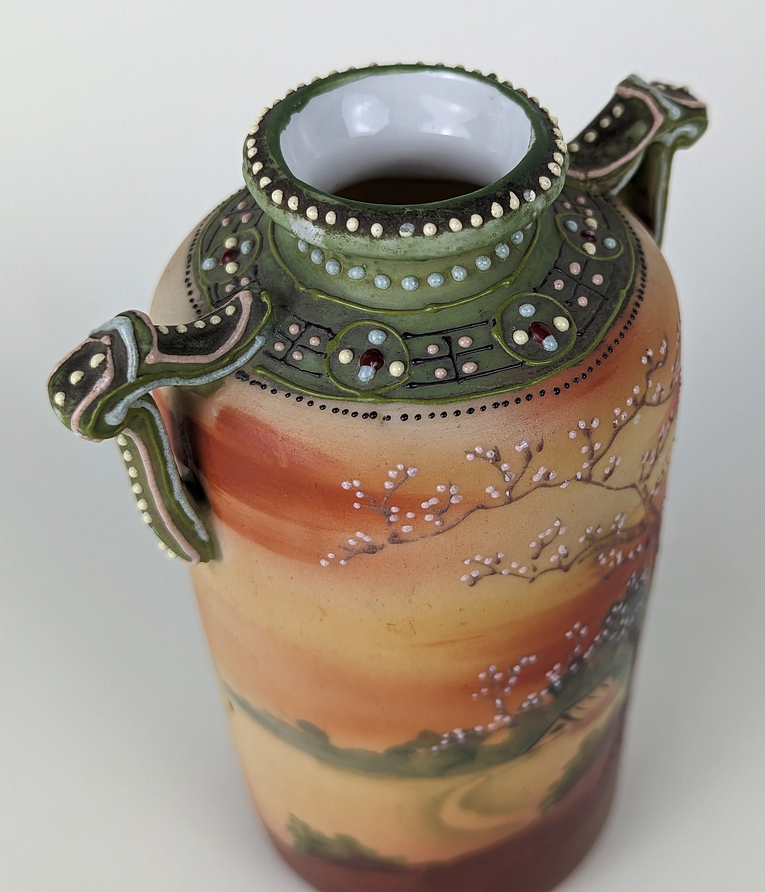 Moriyama Mori-Machi Japanese vase with moriage details - 1920s